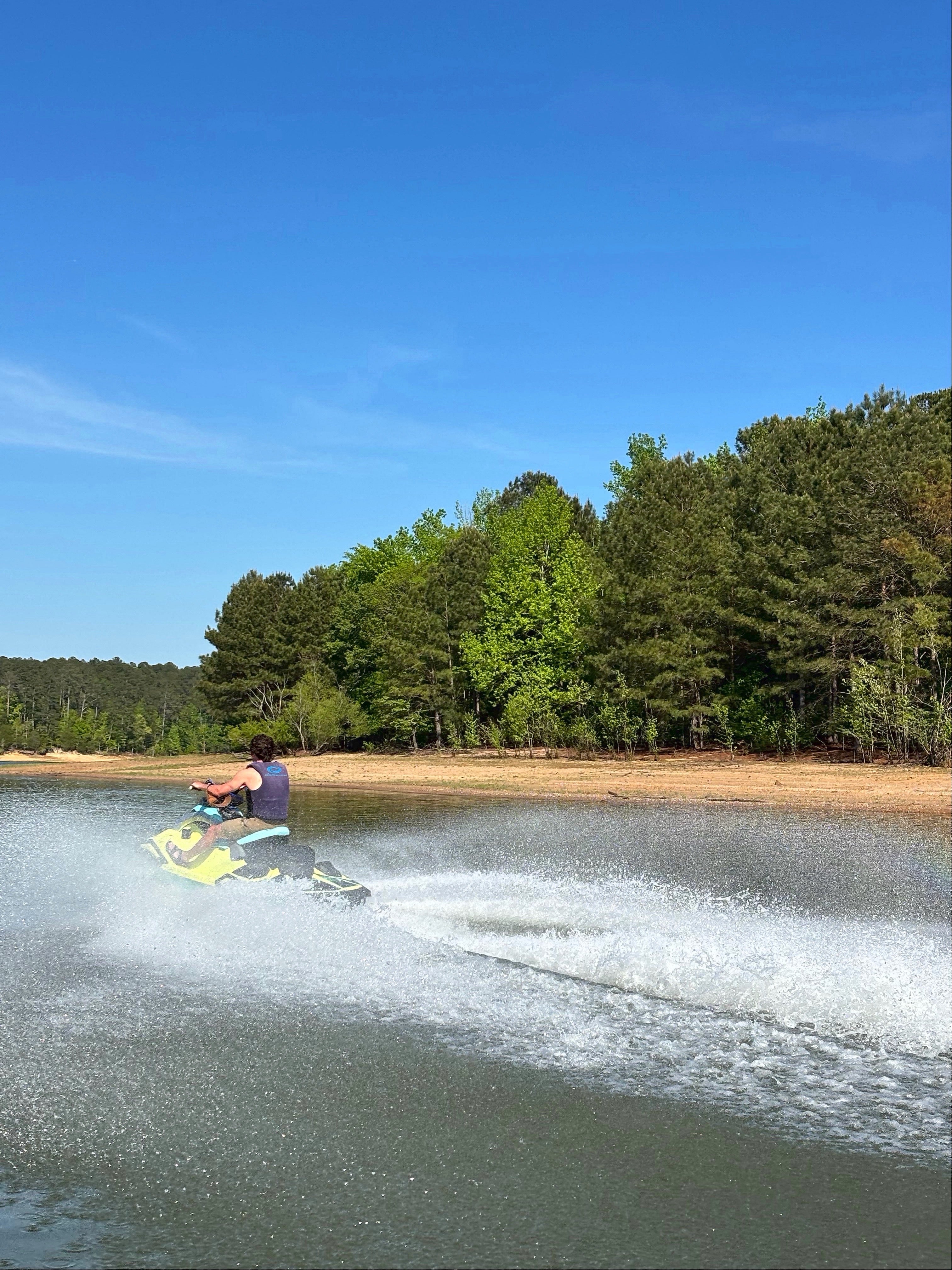 Yamaha Jet Blaster Visibility spout riding on the water